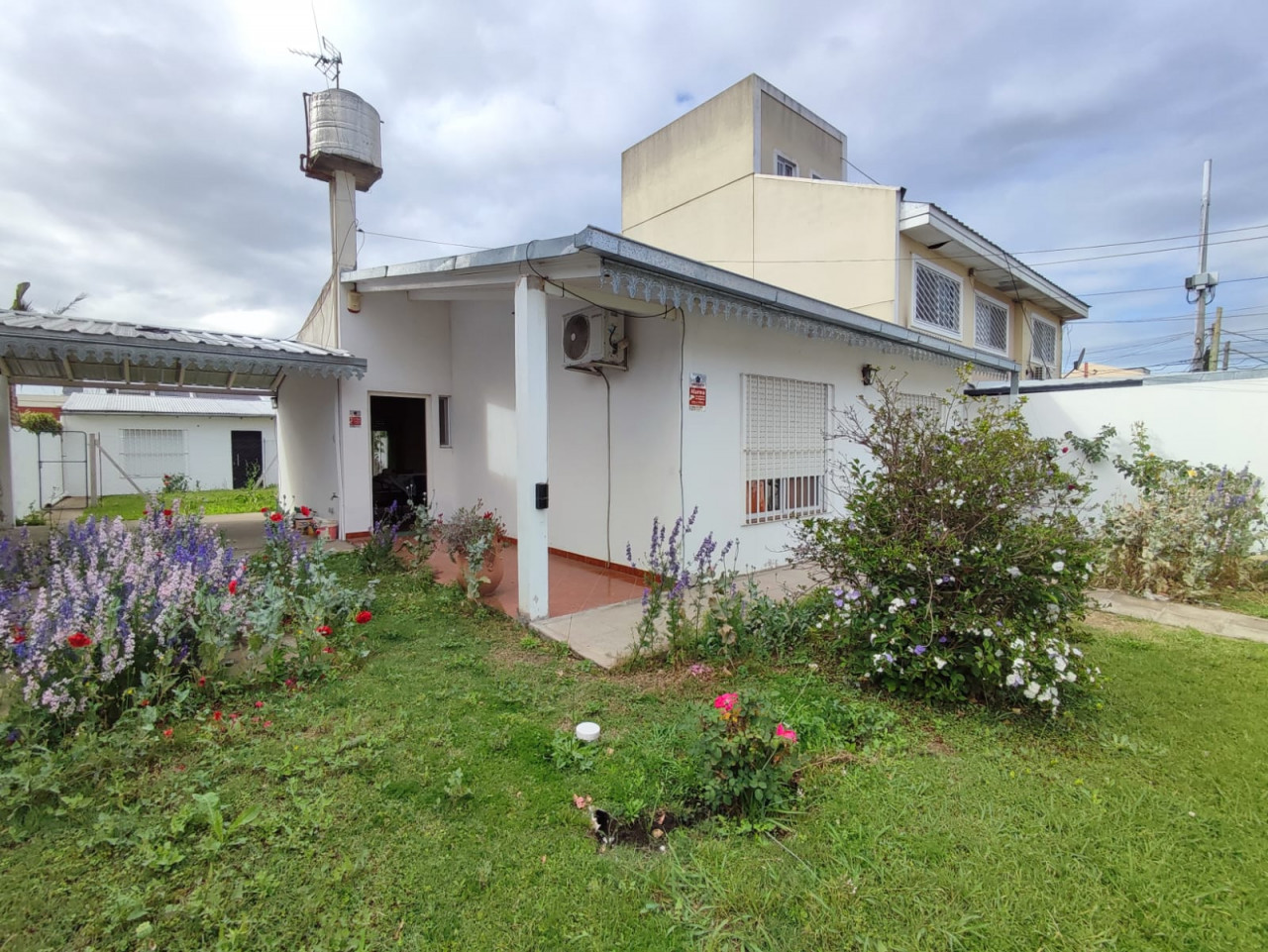 CASA 3 AMBIENTES EN JOSÉ C. PAZ, APTA CRÉDITO, CON COCHERA, Entre Domingo Faustino Sarmiento y a 50mt de Av. Pte. J. D. Perón a 200 Mts de Pueyrredón