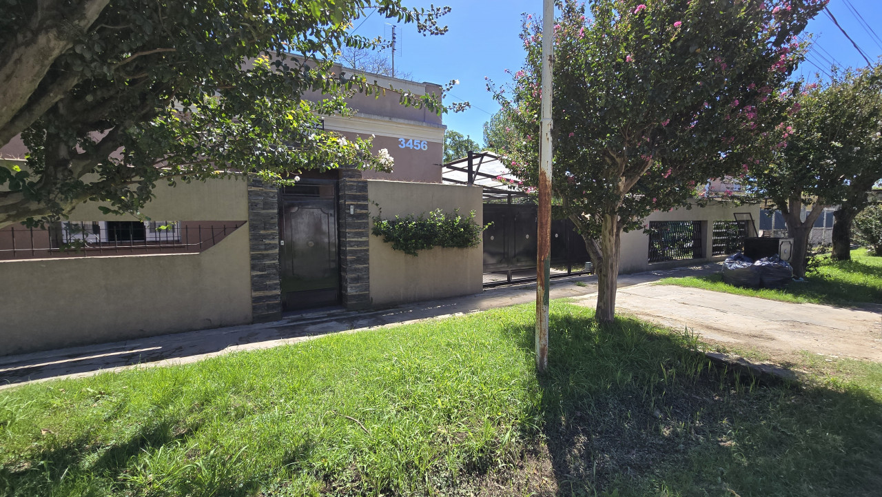 Casa tres ambientes con patio y pileta